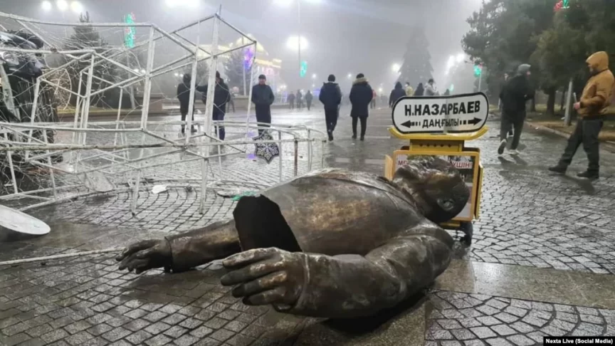 statua abbattuta del presidente kazako Nursultan Nazarbaev